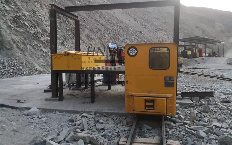 定制8吨窄轨蓄电池电机车在南美金矿顺利运行