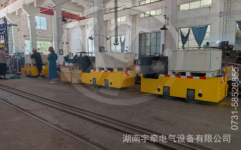 一批定制型2.5吨蓄电池电机车发货1.jpg